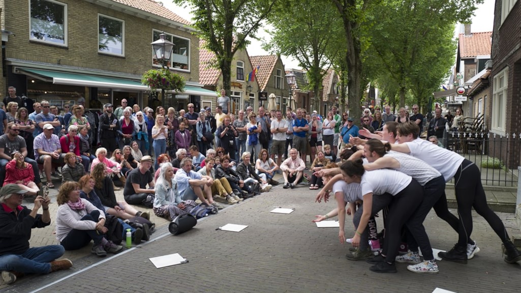 Straattheater tijdens Oerol op Terschelling, in 2019.