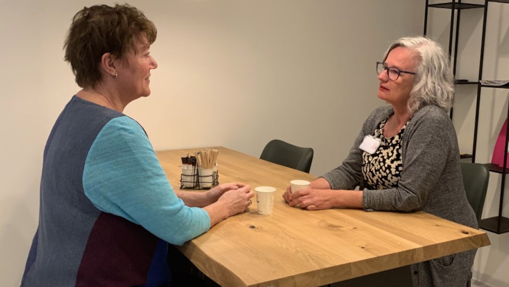 Esther in gesprek met een collega