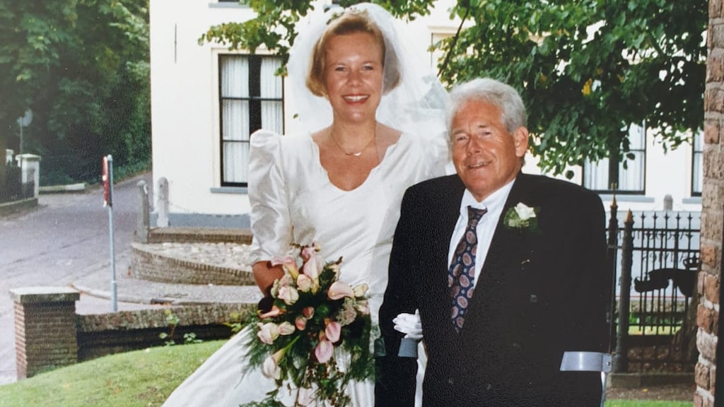 Saskia en haar vader tijdens haar trouwdag, 25 jaar geleden.