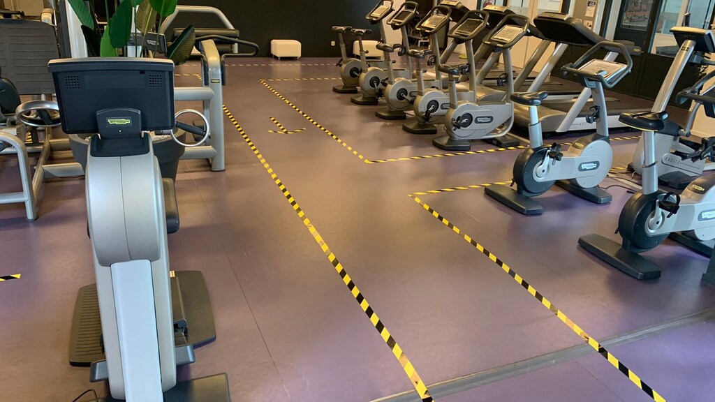 Op de grond staan een looproute ingetekend.