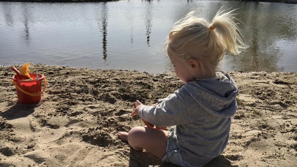Dochter Luna (2 jaar) op de camping in Drenthe