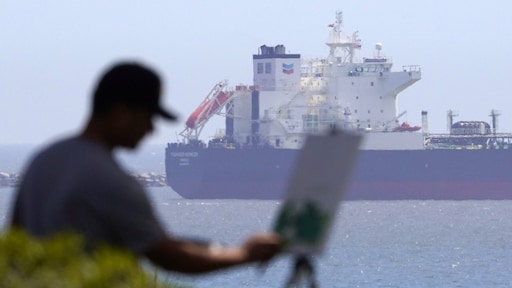 Recordaantal olietankers dobbert voor Amerikaanse westkust