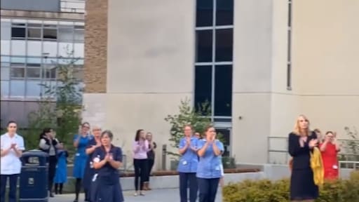 Britse tweelingzussen (38) overlijden drie dagen na elkaar aan Covid-19