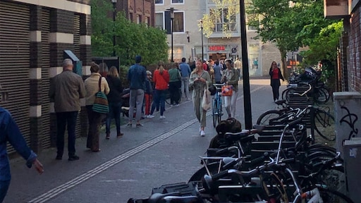 Massaal in de rij voor oranjetompouce: 'Het enige dat we hebben'