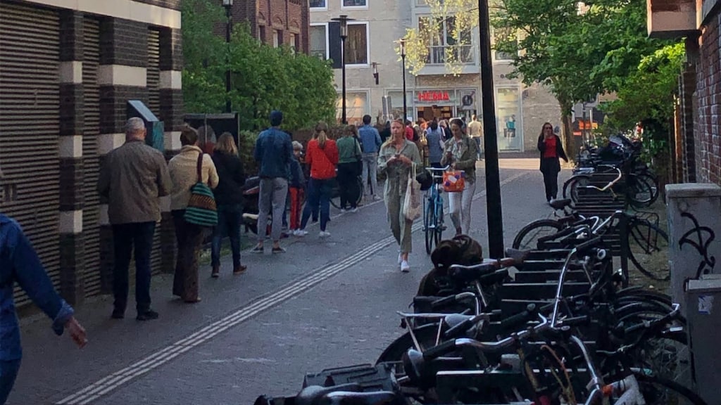 Massaal in de rij voor oranjetompouce: 'Het enige dat we hebben'