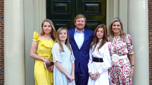 Koninklijke familie ziet er smashing uit op Koningsdag