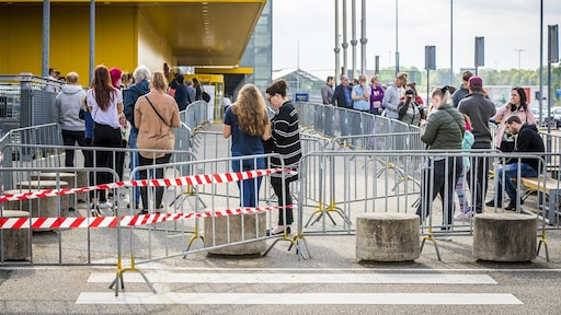 Wachtrijen bij heropening Ikea: 'Druk, maar situatie onder controle'