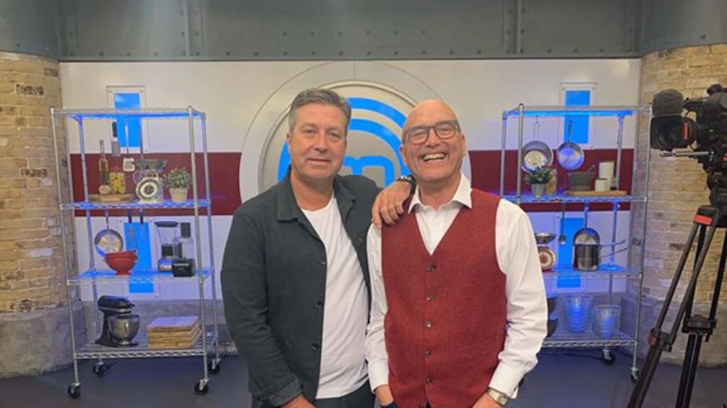 Keuken Masterchef-John Torode vliegt live op tv in brand