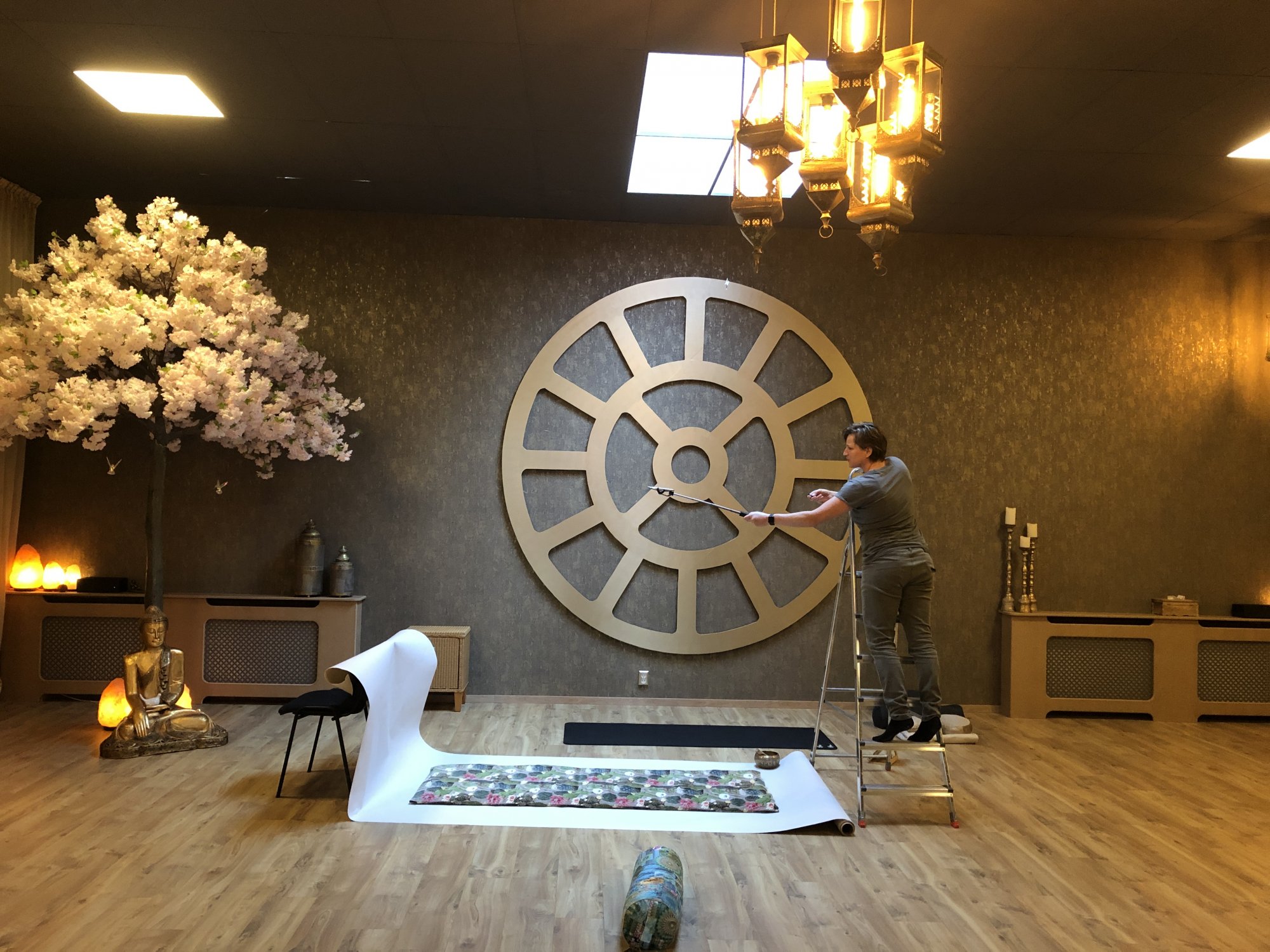 Michaela Poort maakt foto's van yogamatjes in haar gloednieuwe studio.