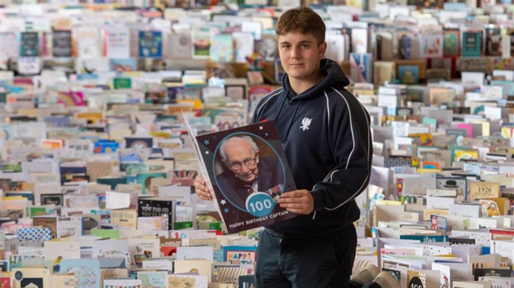 Benjie tussen alle kaarten voor zijn opa.