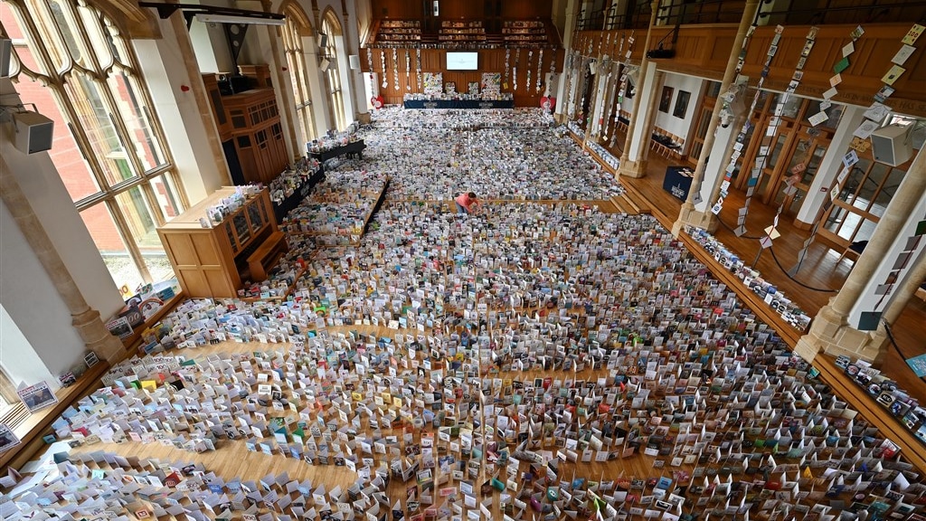 De aula van de school staat en hangt vol kaarten voor Moore.
