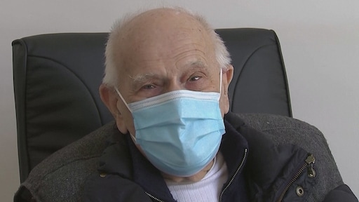 Zelfs coronavirus kan oudste huisarts (98) van Frankrijk niet stoppen
