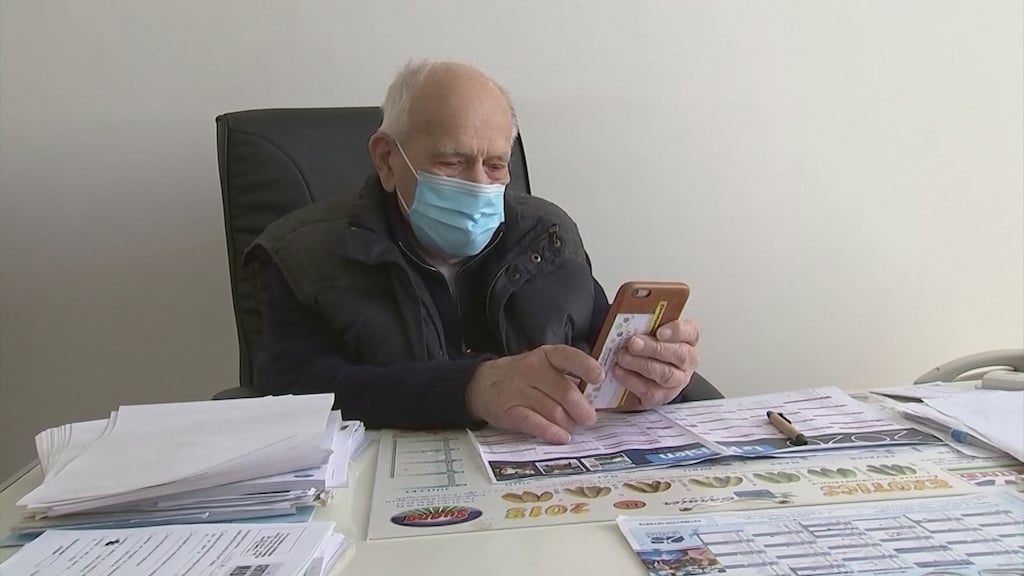 Christian Chenay aan het beeldbellen met een patiënt.