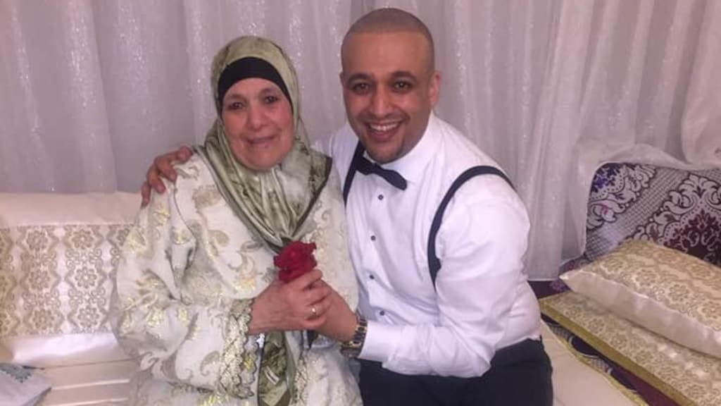 Moeder Tamimount, samen met Hassan.