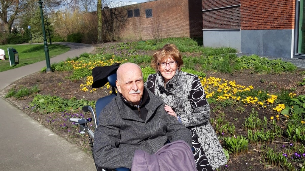 Wil (82) voert protest bij verpleeghuis omdat ze haar man niet mag zien