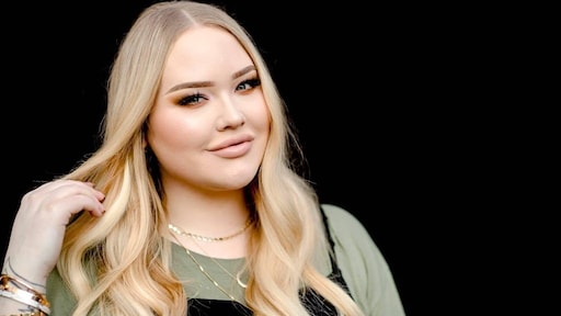 Nikkie voelt songfestivalkandidaten aan de tand in videoserie