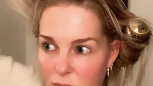 Chantal Janzen zit met de handen in het haar