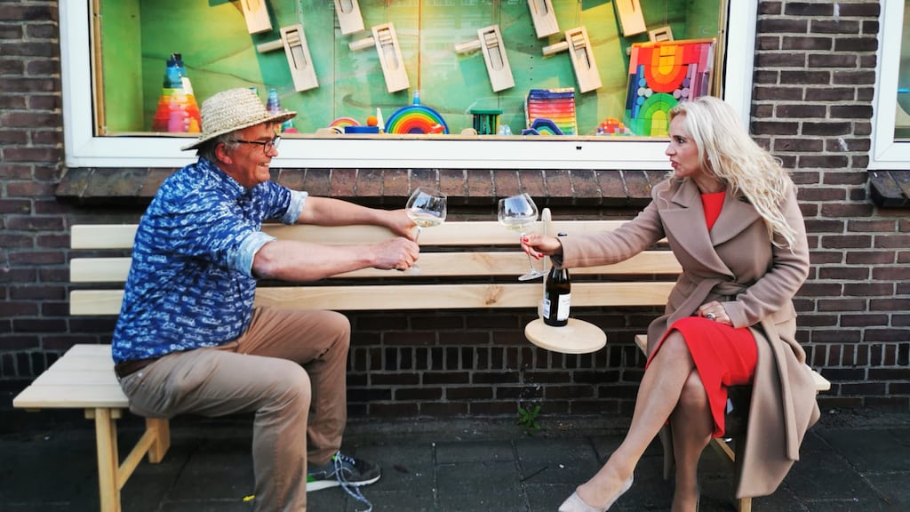 Creatief in crisistijd: Deborah en Wilco ontwierpen een coronaproof tuinbankje