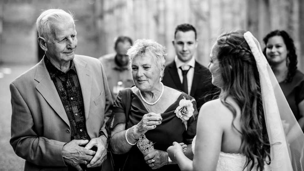 Opa Piet en oma Ria, samen met Daniek op haar bruiloft.