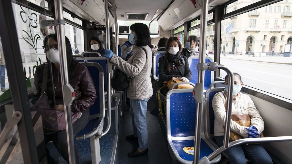 Mondkapjes en afstand houden verplicht