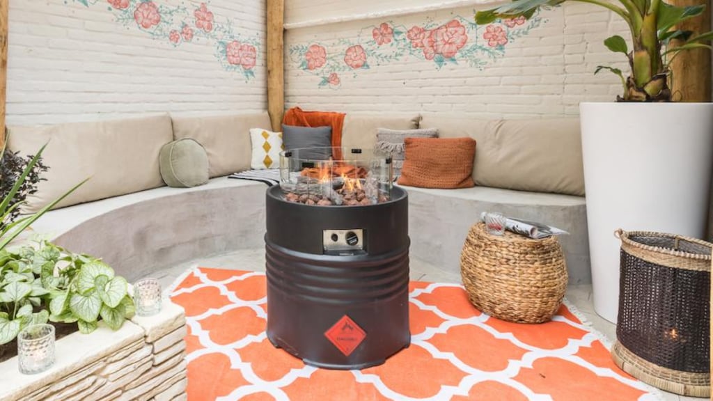 Inspiratie: leg eens een knus vloerkleedje in je tuin