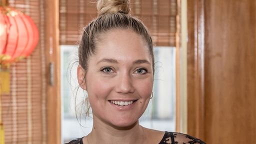 Rens Kroes knijpt in haar handen met 'pittige baby'