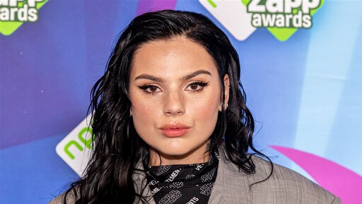 Famke Louise laat zich van een bijzonder kwetsbare kant zien