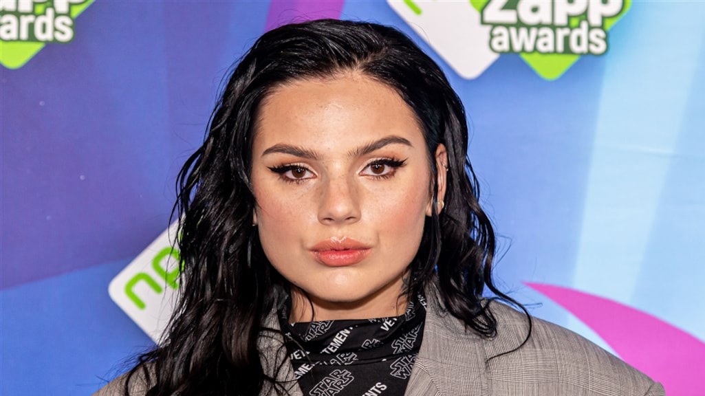 Famke Louise laat zich van een bijzonder kwetsbare kant zien