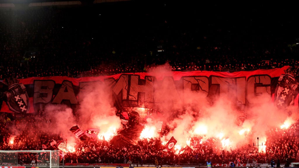 'Voetbalwedstrijden in Nederland pas weer met publiek als er coronavaccin is'