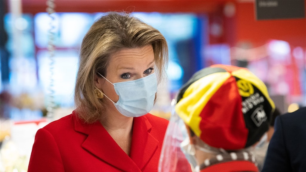 Koningin Mathilde bezoekt supermarkt met mondkapje