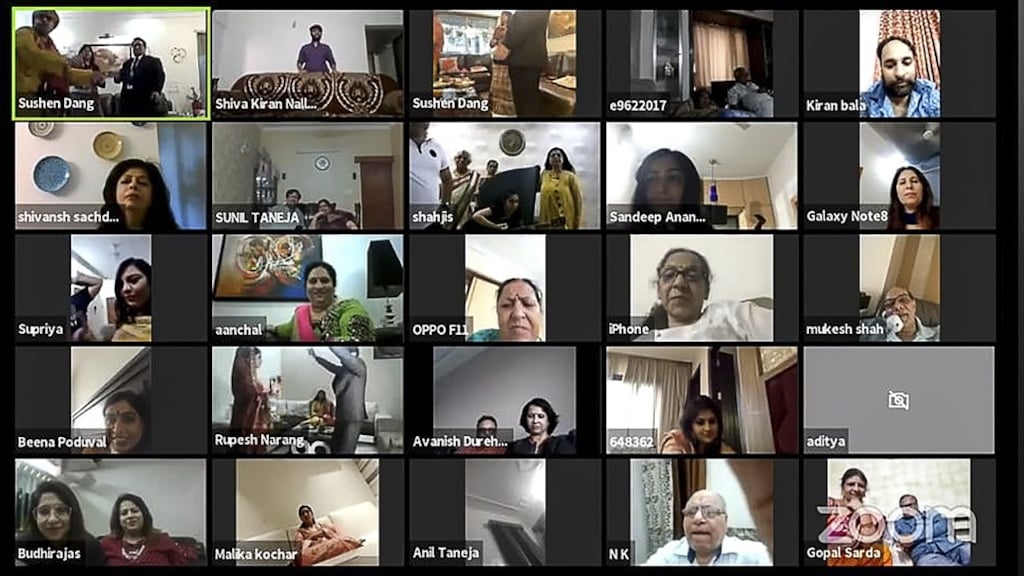 Trouwen in tijden van corona: Indiaas bruidspaar geeft jawoord via Zoom