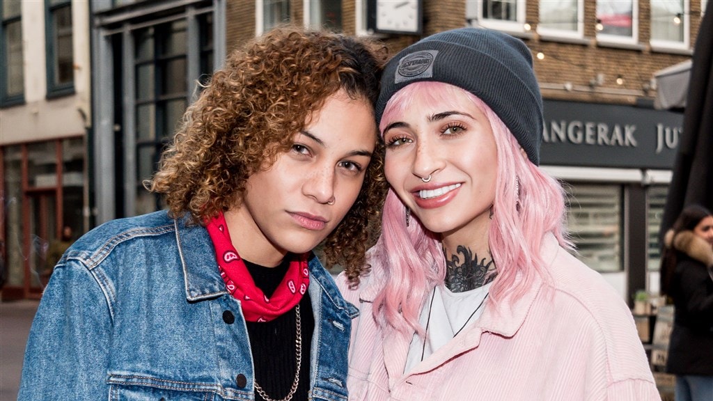 Christina Curry en vriendin gaan uit de kleren voor pikante shoot