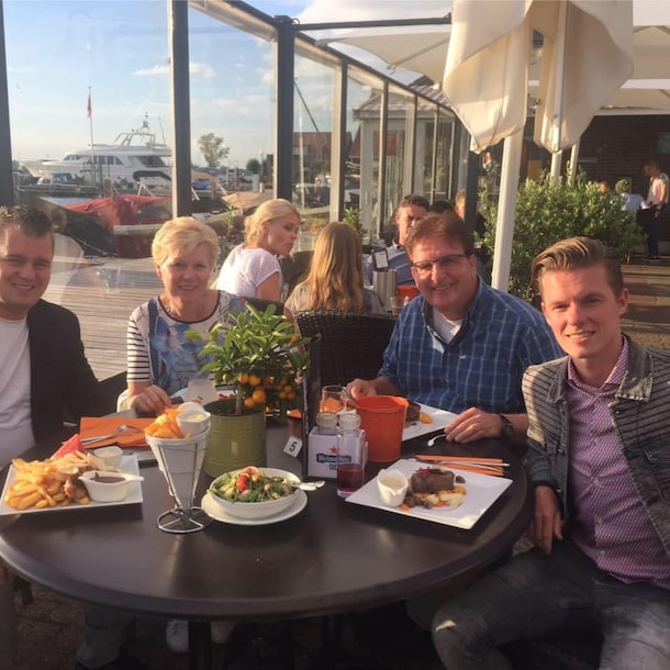 Jordy (links) met zijn vader, moeder en broertje.