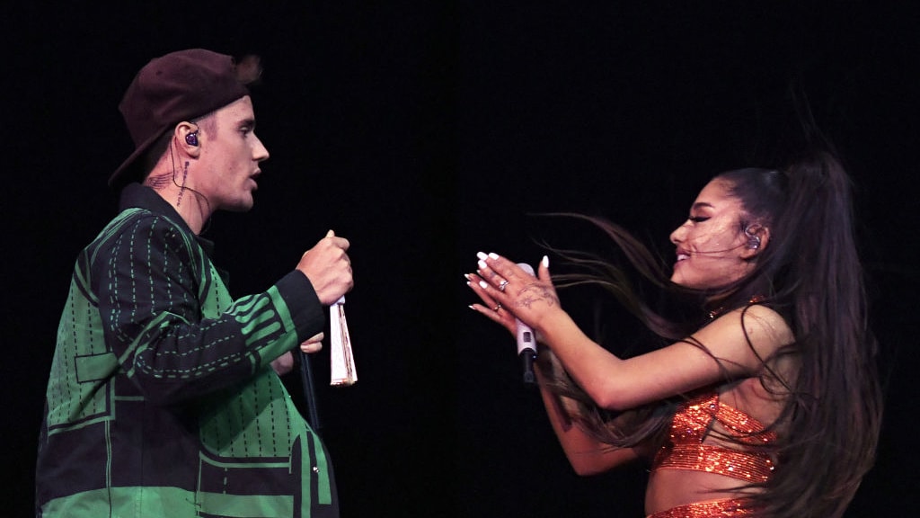 Justin Bieber en Ariana Grande stijgen samen naar grote hoogte