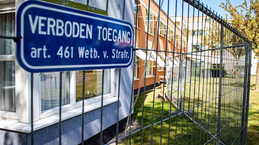Familie wil contact ondanks corona; verpleeghuis plaatst hekken