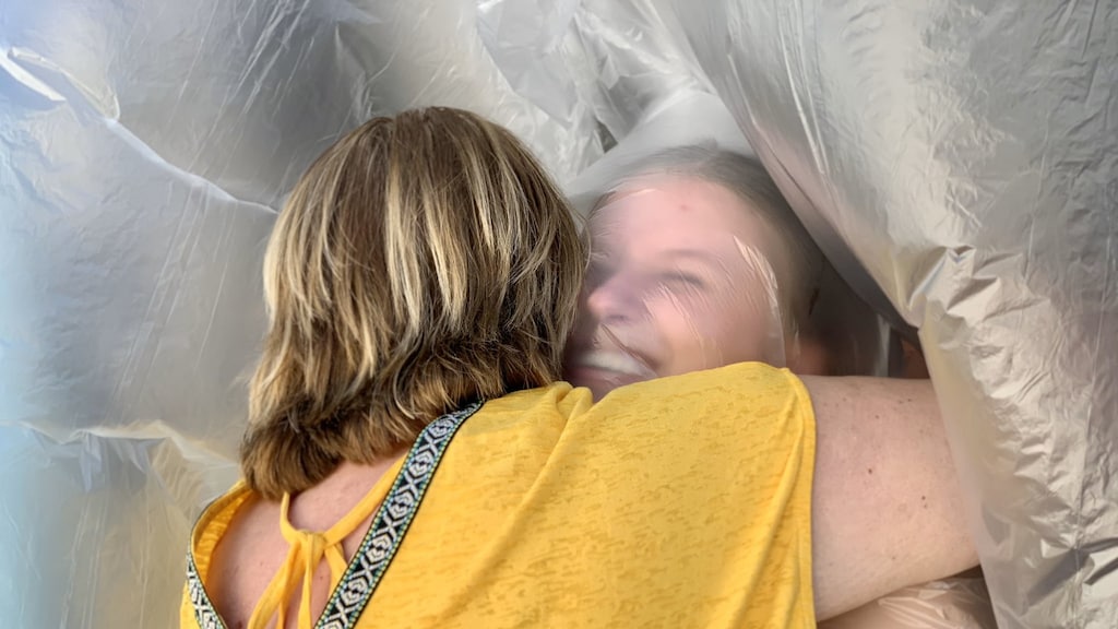 Coronaproof knuffelen: 'Je voelt elkaars warmte'