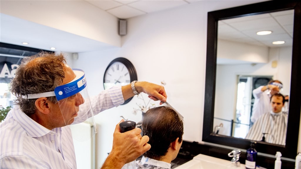 Kappers weer open met coronatoeslag: 'Dit dekt nog niet de helft van de extra kosten'