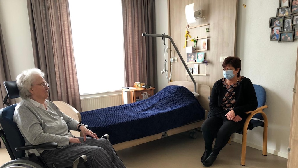 Verpleeghuis na acht weken weer open: 'Moeder was heel blij'