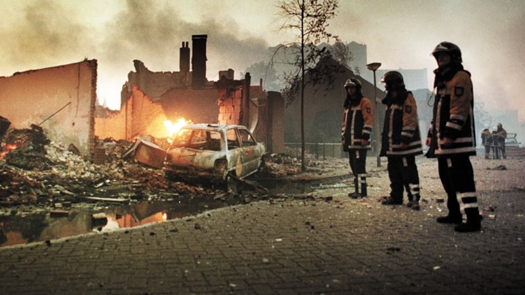 Brandweerlieden staan in de Renbaanstraat radeloos tussen de puinhopen van de verwoeste woonwijk Roombeek.