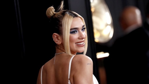 Dua Lipa verruilt haar blonde lokken voor een pittig kleurtje