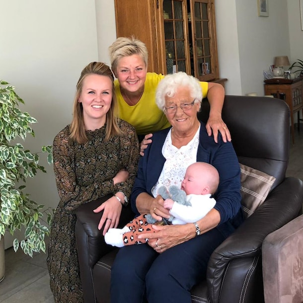 Leen, samen met dochter Anita, en haar klein- en achterkleindochter.