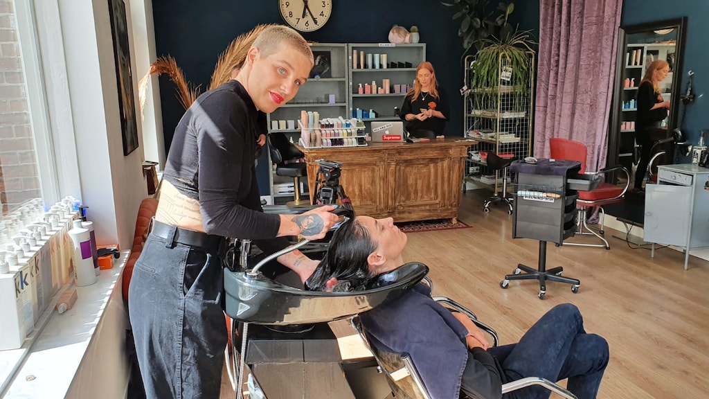 Kapper verbiedt praten over coronavirus: 'We willen het positief houden'