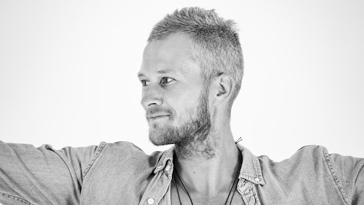 Dennis Storm leeft minimalistisch op Bali: 'Weinig geld en succes, maar een bewuster leven'