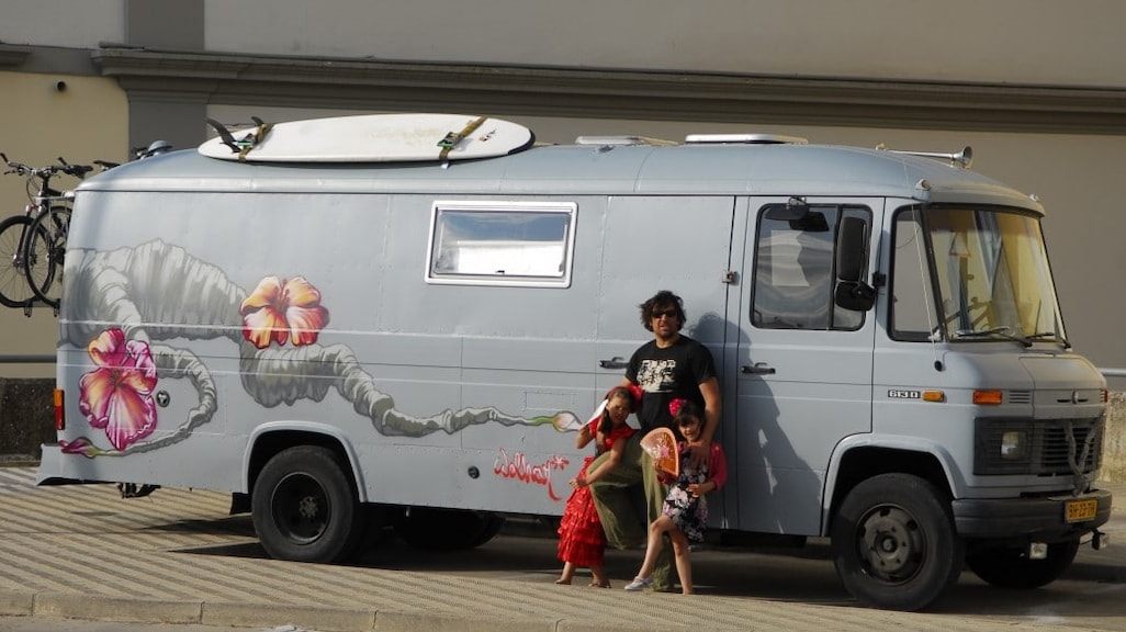 Dave Kramers bij een van zijn omgebouwde Mercedes camperbussen.