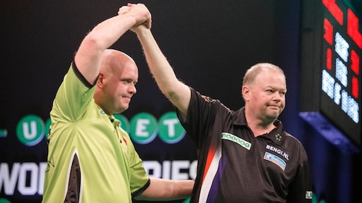 Van Gerwen haalt geniale grap uit met Van Barneveld: 'Lieve Michael, je bent de beste van de wereld'