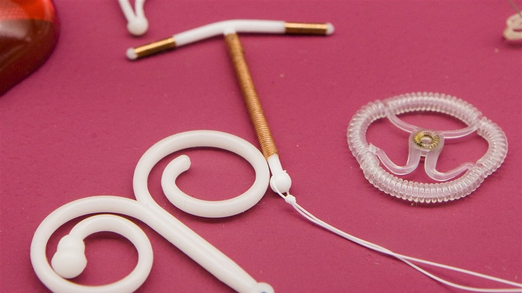 Links: een hormoonspiraaltje.