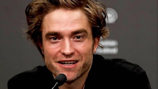 Robert Pattinson blaast magnetron op tijdens interview