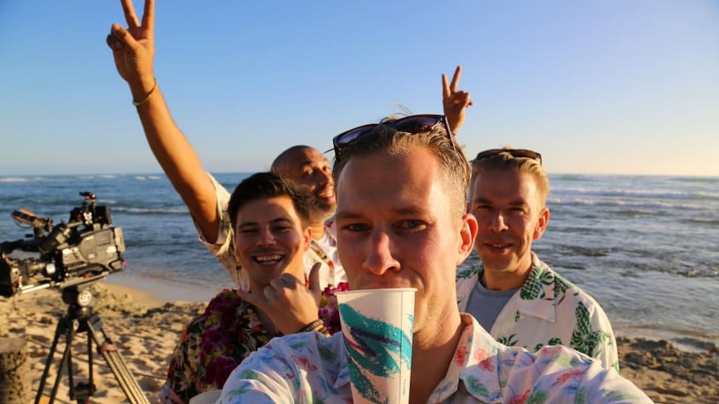 Dennis tijdens de opnames van 3 op Reis in Hawaï.