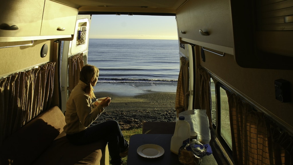 Ontbijten in de camper, direct aan zee.