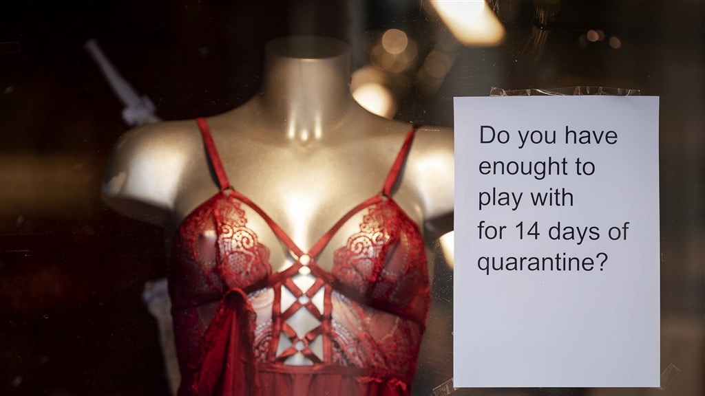 "Heb je wel genoeg om mee te spelen tijdens de quarantaine?". vraagt deze seksshop zich af.